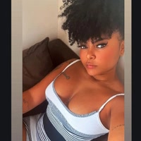 Mulheres negras dançando em casa