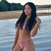 Morena de short fino marcando tudo