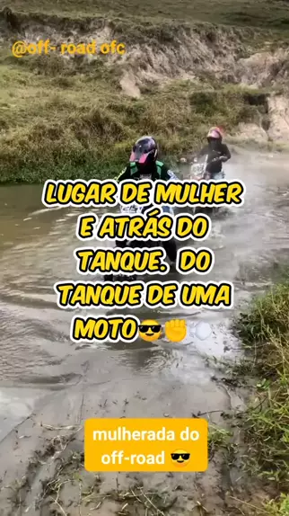 mulher no tanque da moto