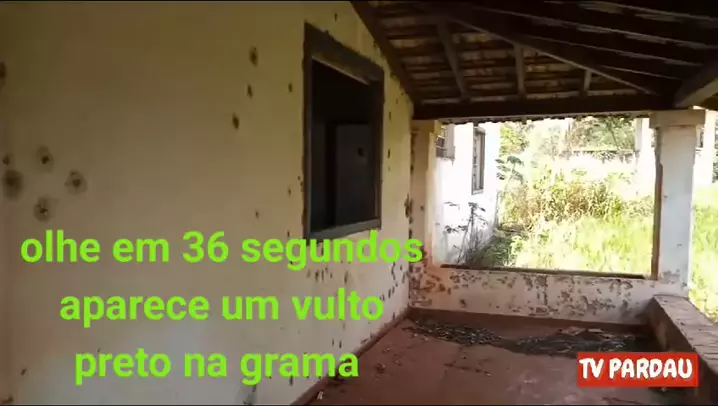 em 36 segundos do vídeo aparece um Vulto preto que sai da casa e some