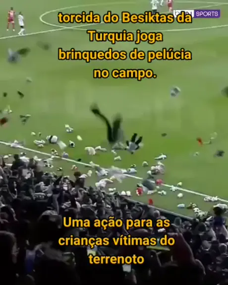 Torcedores do Besiktas jogam brinquedos no campo para crianças