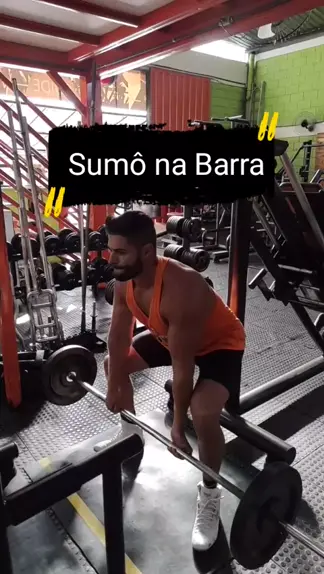 agachamento sumo barra olímpica