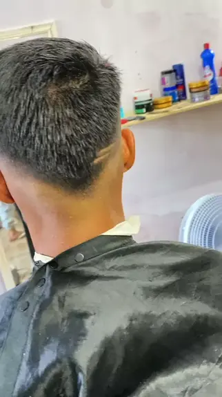 corte de cabelo degradê em V marcado com dois risquinho #barber