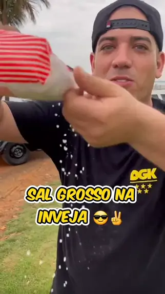 tacando sal grosso em moto