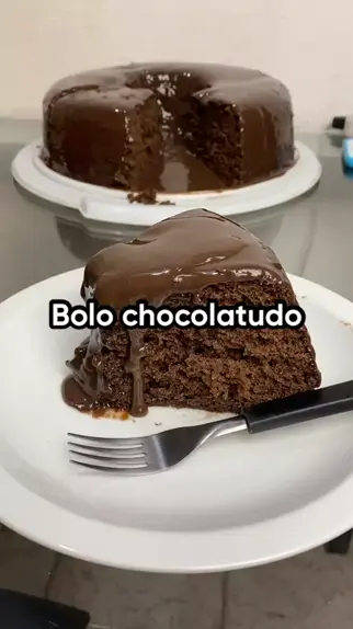 Bolo de chocolate fácil, molhadinho e chocolatudo