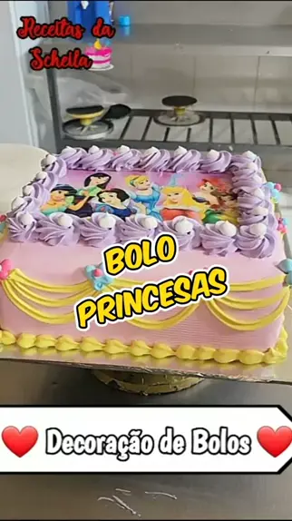 Confeitando bolo de princesas 