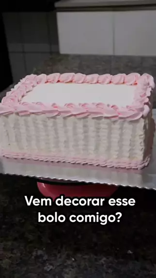 Vem decorar mais um bolo comigo? O bolo de hoje foi um retangular femi