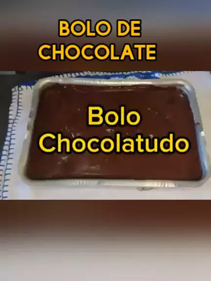 Bolo de chocolate fácil, molhadinho e chocolatudo