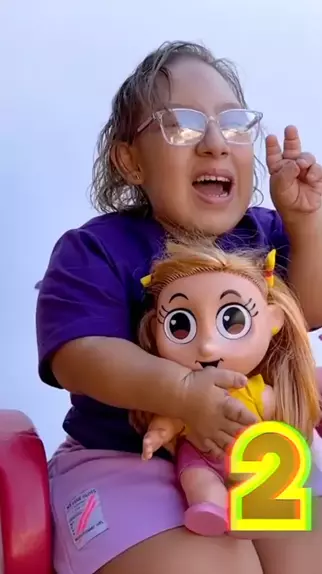 Maria Clara e a história engraçada da nova irmã boneca - MC Divertida