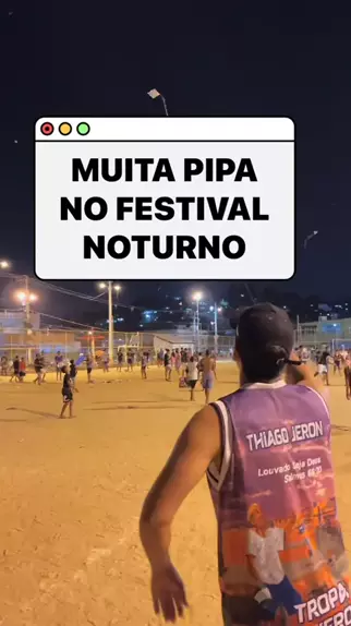 combate noturno com muitas pipas 