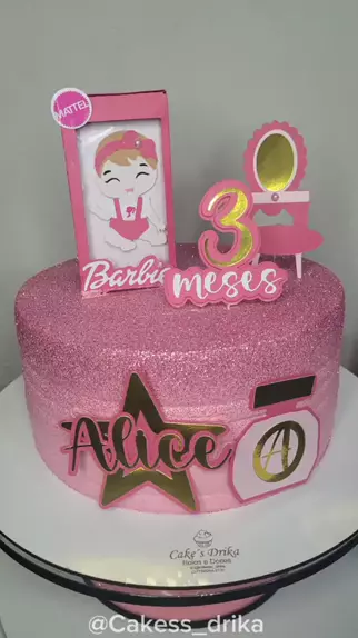 E o bolo de hoje é um bolo feminino com tema da Barbie 💕 #bolobarbie