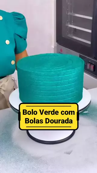 Bolo Clássico em verde menta e dourado 💚 O verde simboliza renovação