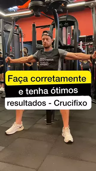 Crucifixo na máquina (voador ou fly) 