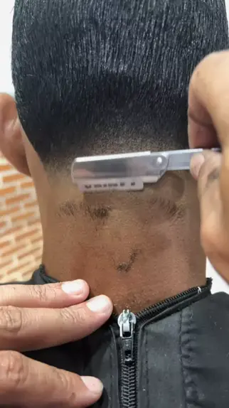 corte de cabelo americano com risco xadrez