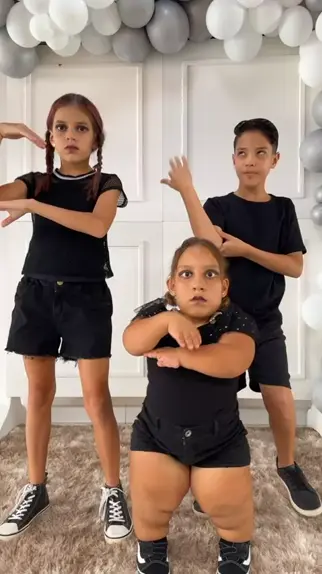 Wandinha é babá da Maria Clara e JP - Família MC Divertida -  em  2023