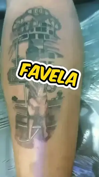 Tatuagem grau moto na favela