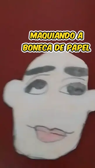 maquiando uma boneca de papel 