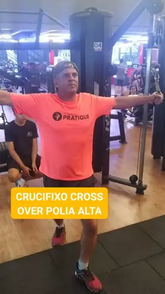 crucifixo polia alta cross over