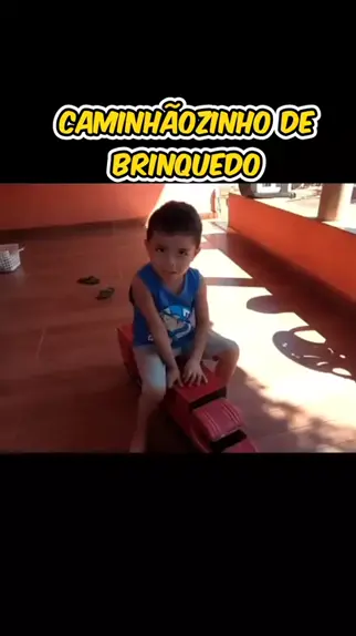 caminhãozinho de brinquedo arqueado