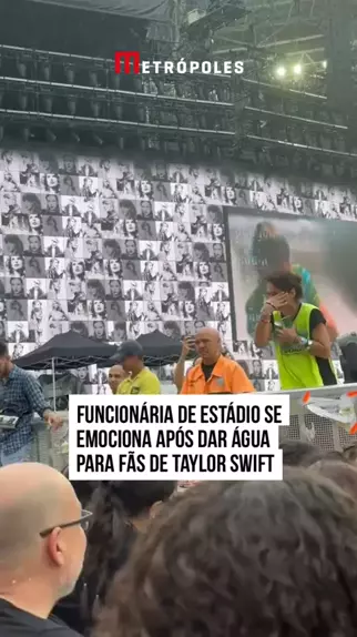 Uma Funcionária Do Estádio Nilton Santos Foi Vista Emocionada Após Distribuir água Aos Fãs Da 3256