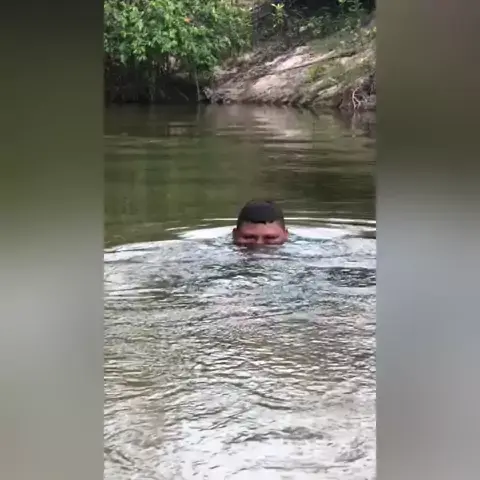 video do moto moto madagascar saindo da agua