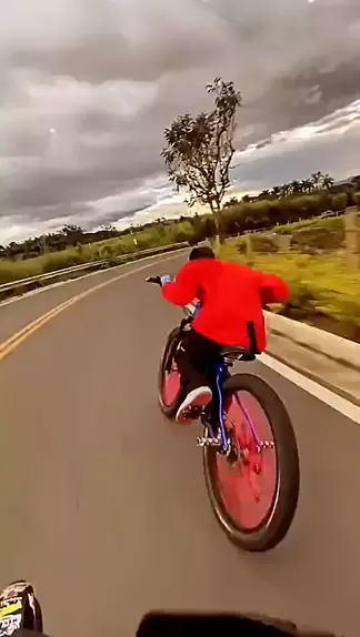 video de grau de bicicleta montadinha