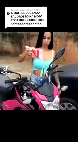 tacando sal grosso em moto