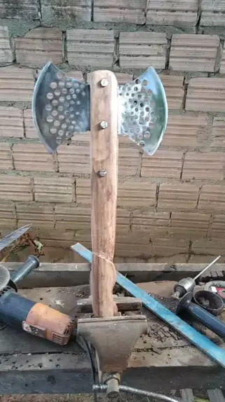 machado feito de disco de cortar madeira