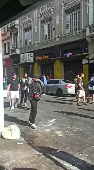 Vídeo: usuários da Cracolândia invadem a Estação da Luz, no centro