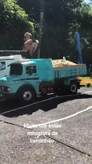 caminhão de brinquedo rebaixado e arqueado iveco