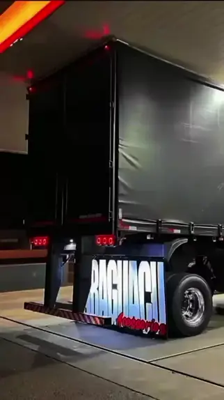 vídeo de caminhão bitrem arqueado