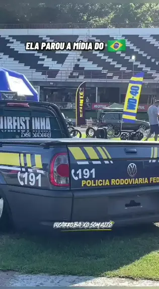 Carro rebaixado com logotipo da PRF é flagrado durante evento em