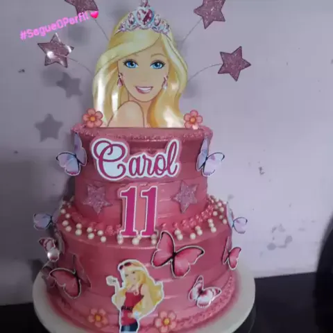 E o bolo de hoje é um bolo feminino com tema da Barbie 💕 #bolobarbie