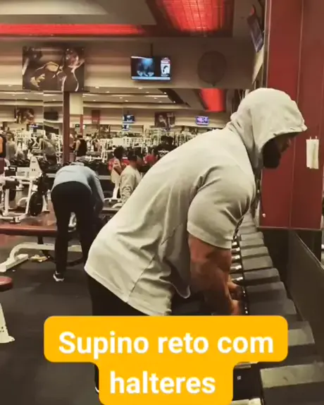 Supino Reto com Halteres - Exercício para Peito - Baixe o App! on Make a GIF