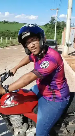 tacando sal grosso em moto