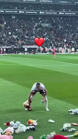 Torcida do Besiktas doa brinquedos a crianças afetadas por terremotos