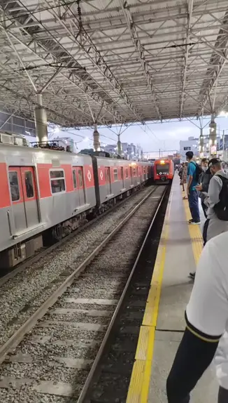Passageiros descem em trilho de trem após falha de energia