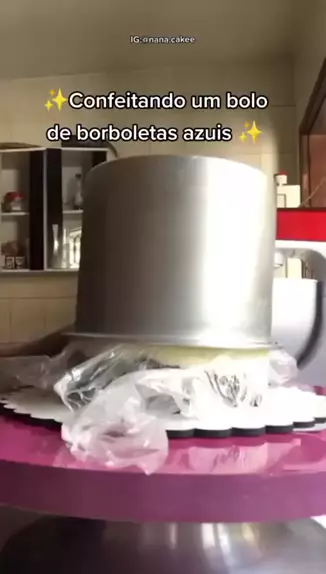 Confeitando bolo borboletas 