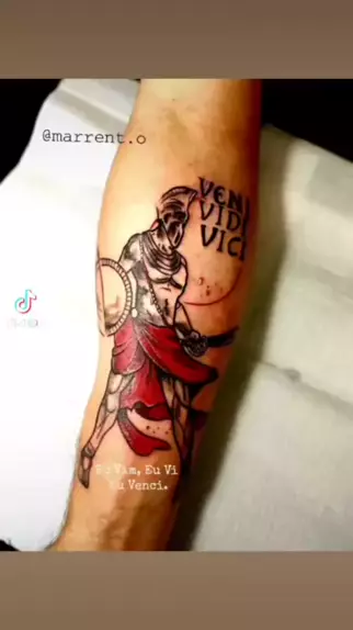 Saiba o significado de veni, vidi, vici, a tatuagem de Alberto em Flor do  Caribe