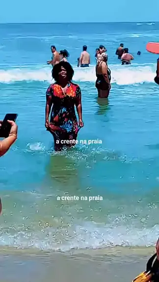 Roupa de sales crente na praia