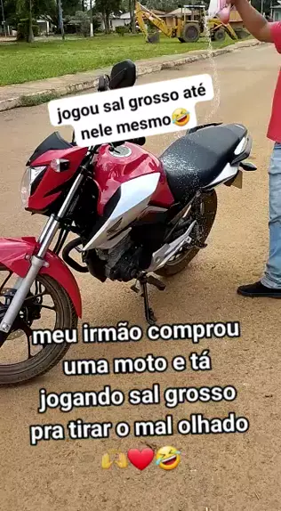 tacando sal grosso em moto