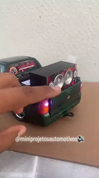 Miniatura Fiat Strada com mini paredão