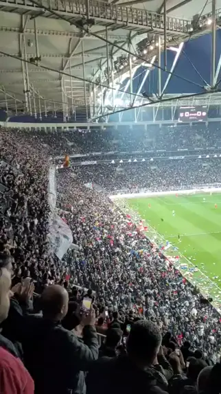 Torcida do Besiktas doa brinquedos a crianças afetadas por terremotos