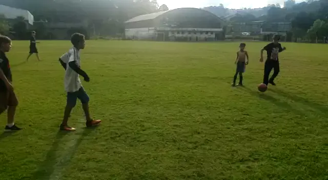 Menino Cu3ca fechando o gol no Futebol Criança felicidade bola