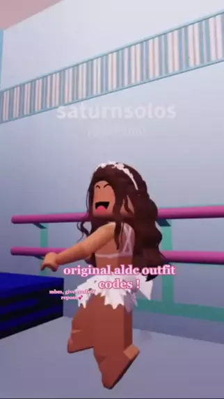 jogando (Roblox fashion famous) 