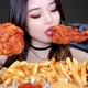 PESSOAS COMENDO MUITO