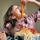 PESSOAS COMENDO MUITO
