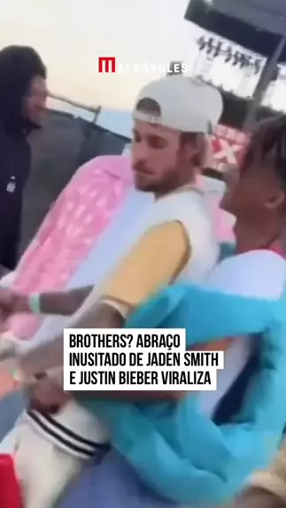 Justin Bieber e Jaden Smith se encontram no Festival Coachella; o filho de Will Smith cumple com o amigo com um abraço e Justin deixa um beijo no rosto do brother