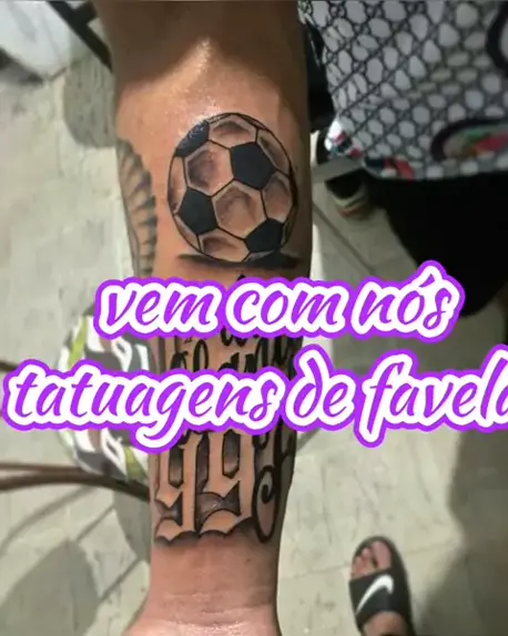 Tatuagem grau moto na favela