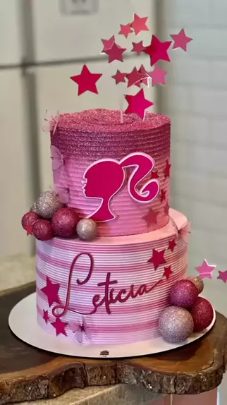 Também fizemos a febre do momento Bolo de 2 andares Barbie Girl. O